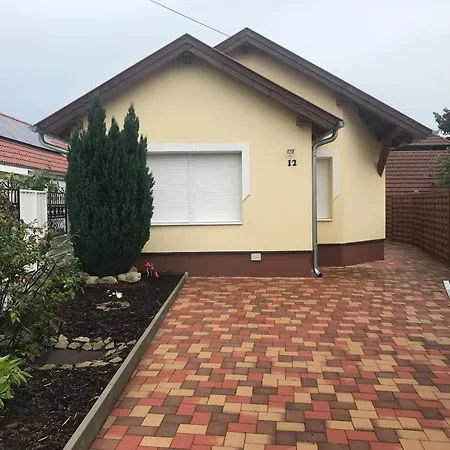 בית נופש Mona *